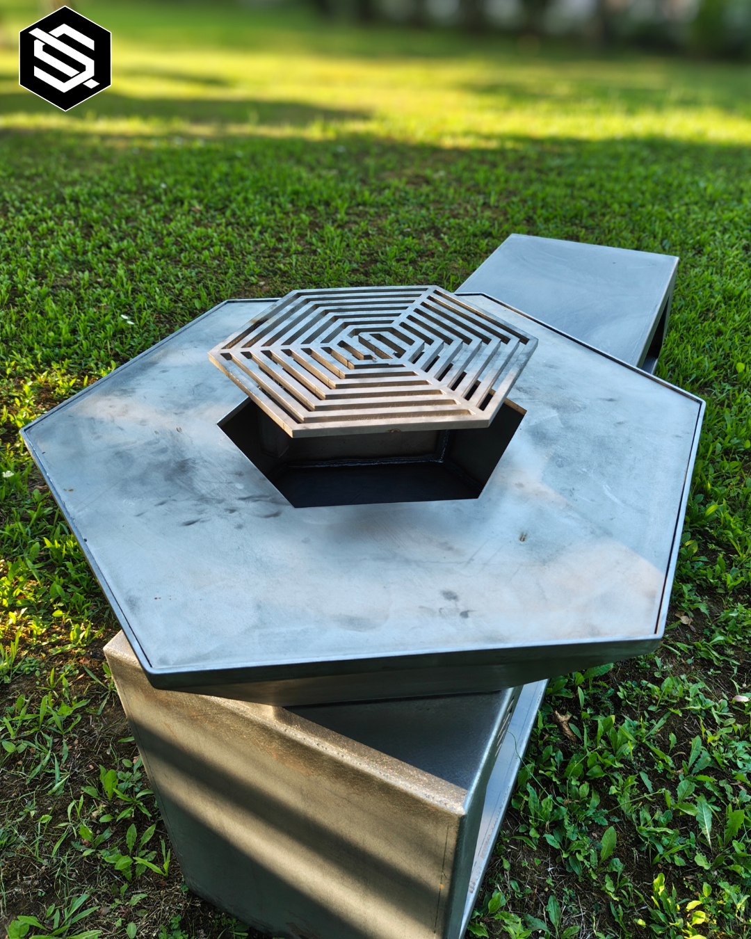 Foyer brasero hexagonal en acier brut avec plancha & grille inox