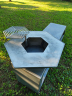 Foyer brasero hexagonal en acier brut avec plancha & grille inox