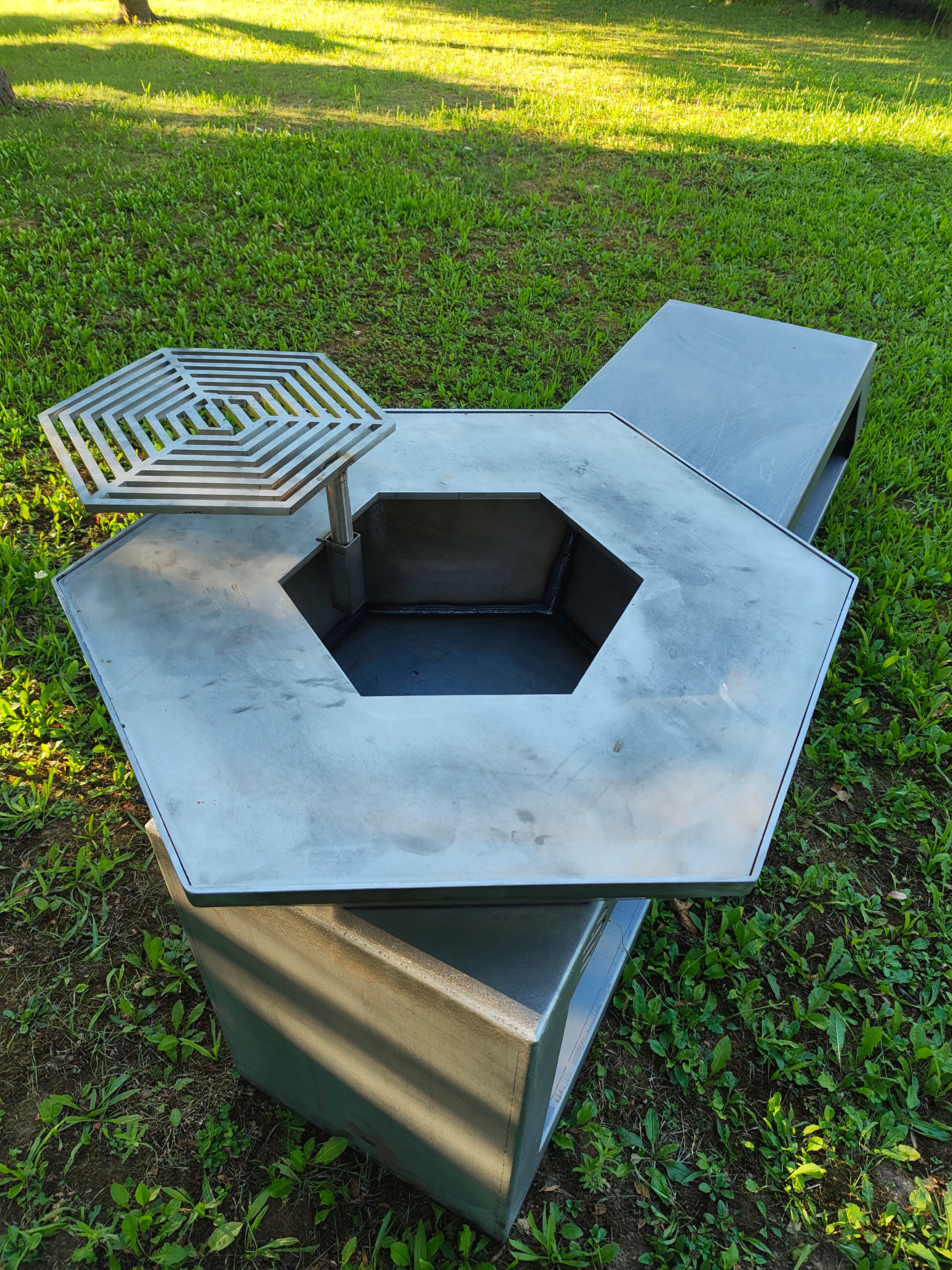 Foyer brasero hexagonal en acier brut avec plancha & grille inox