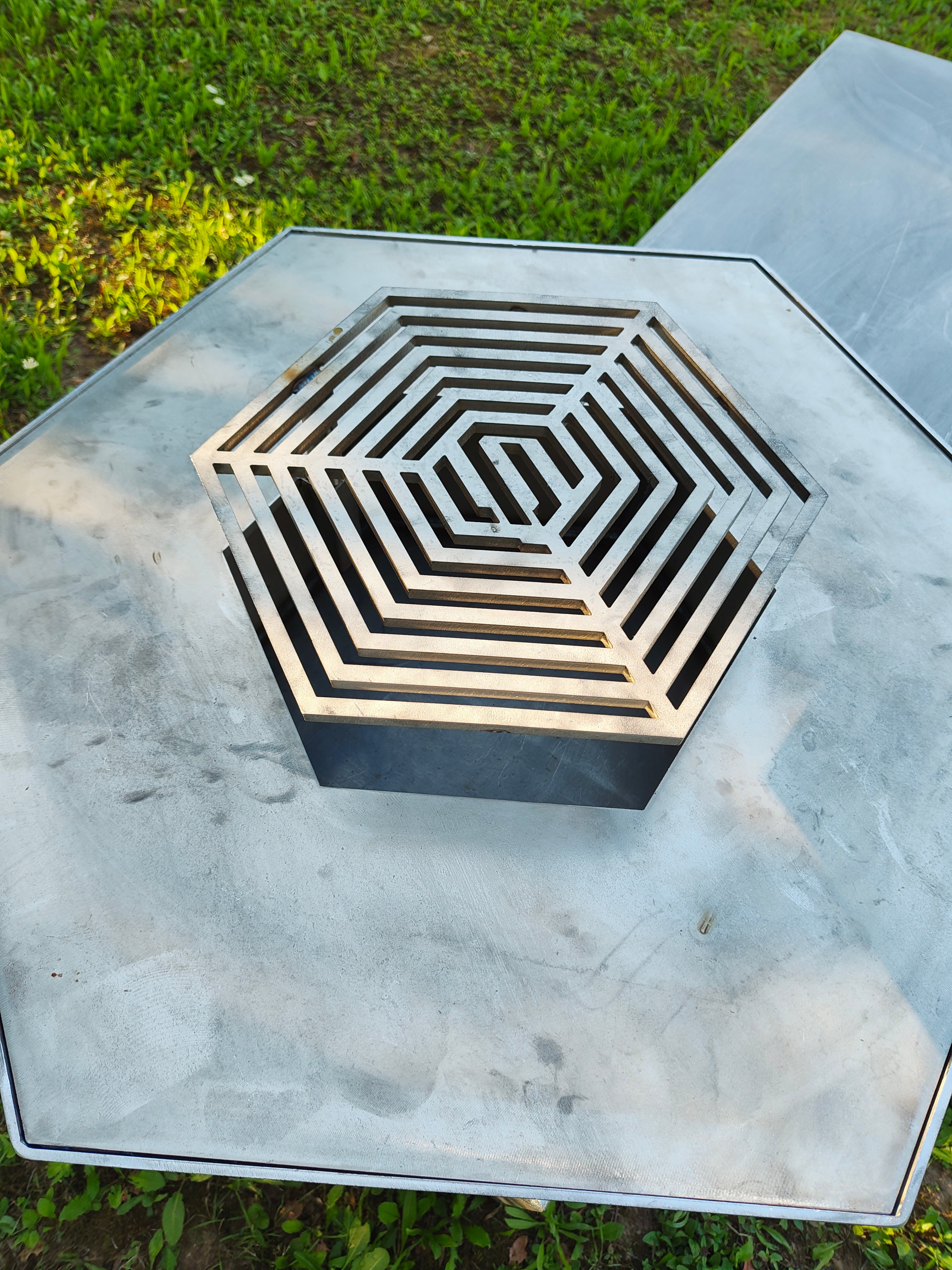 Foyer brasero hexagonal en acier brut avec plancha & grille inox